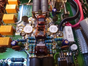 左側のVRでバイアス電圧を調整