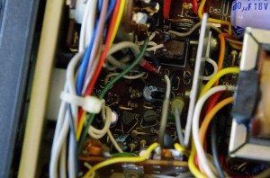 Fパネル・メーターの裏辺りにR80がある