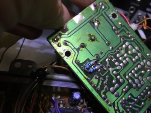 DC-DCユニットの裏側に代替抵抗を装着