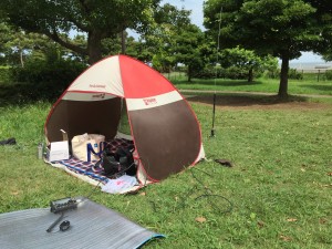 キャンプ場で即席シャック設営