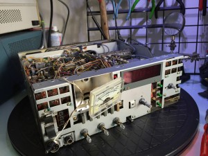 フロントパネルとメーターを外す