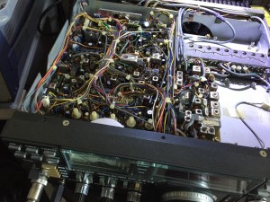 メイン基板(左)IF基板を結ぶジャンパの接触不良