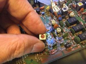 接触不良? 汎用の455KHz 段間結合用IFTに交換