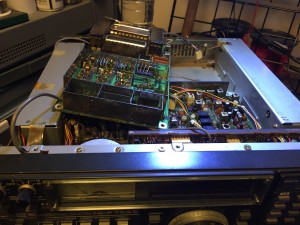 RF ユニット細部をチェック中