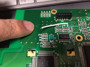 剥離したスルーホールをリード線で迂回