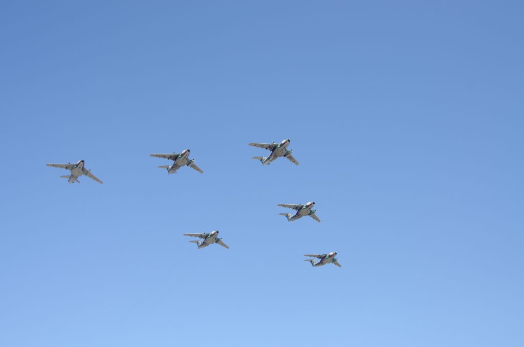 本当はコッチが主役だと思うのですが・・・。402SQ / C-1編隊飛行